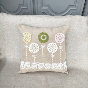 Coussin en lin et crochet appliqué